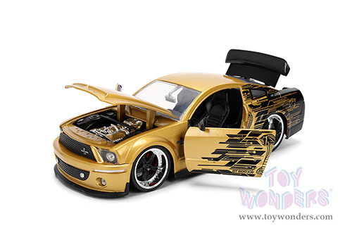 Jada Toys Bigtime Muscle - Ford Mustang Shelby® GT-500KR™ (2008, 1/24 scale diecast model car, Gold/Black) 36462