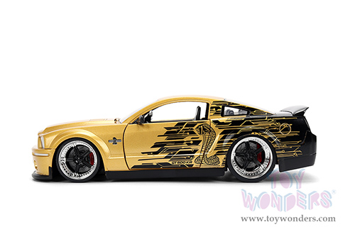 Jada Toys Bigtime Muscle - Ford Mustang Shelby® GT-500KR™ (2008, 1/24 scale diecast model car, Gold/Black) 36462