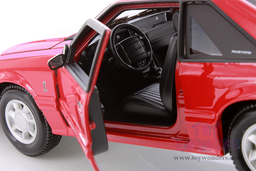 Maisto - Special Edition | Ford Mustang SVT Cobra (1993, 1/24 scale diecast model car, Red) 32906R