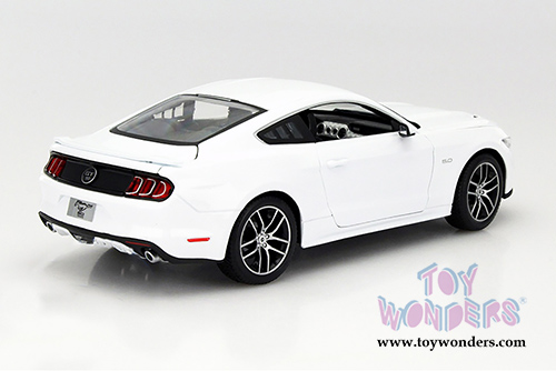 Maisto Exclusive - Ford Mustang GT Hard Top (2015, 1/18 scale diecast model car, White) 38133W