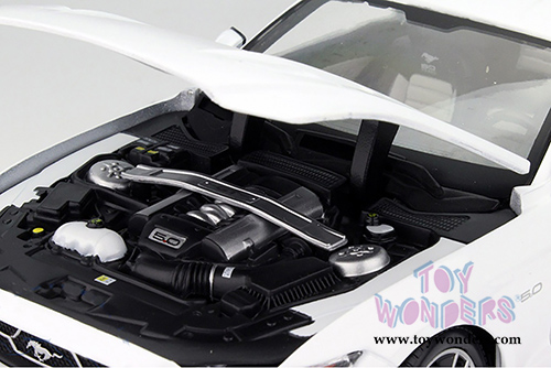 Maisto Exclusive - Ford Mustang GT Hard Top (2015, 1/18 scale diecast model car, White) 38133W