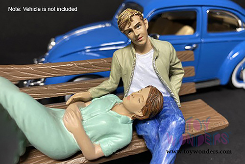 American Diorama Figurine - Sitting Lovers Figure I (1/24  scale, Blue/Green) 38330
