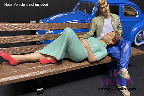 American Diorama Figurine - Sitting Lovers Figure II (1/24  scale, Green) 38331