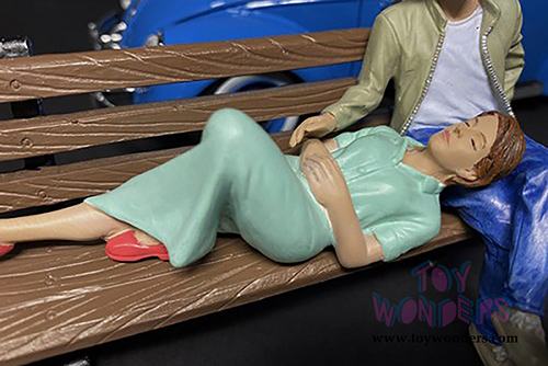 American Diorama Figurine - Sitting Lovers Figure II (1/24  scale, Green) 38331