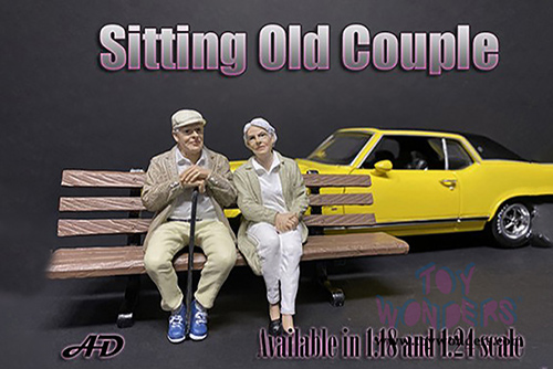 American Diorama Figurine - Sitting Old Couple Figure II (1/24  scale, White/Green) 38335