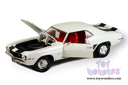 Castline M2 Machines Detroit-Muscle Premium - Chevy Camaro Z28 Hard Top (1969, 1/24 scale diecast model car, White) 40300/48C
