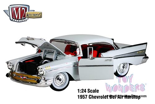 Castline M2 Machines Auto-Thentics - Chevrolet Bel Air Hard Top (1957, 1/24 scale diecast model car, Imperial Ivory) 40300/49A