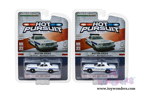 Greenlight - Hot Pursuit Series 26 | Ford Torino Boston Massachusetts Police (1976, 1/64 scale diecast model car, White) 42830A/48