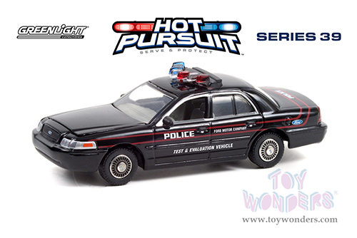 Greenlight - Hot Pursuit Series 39 | Ford Crown Victoria Police Interceptor Police Prep Package "Test & Evaluation Vehicle" Dearborn (Michigan) (2001, 1/64 scale diecast model car, Black) 42970D/48