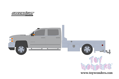 Greenlight - Dually Drivers Series 5 | Chevrolet&reg; Silverado 3500 Dually Flat Bed (2015, 1/64 scale diecast model car, Silver Ice) 46050A/48