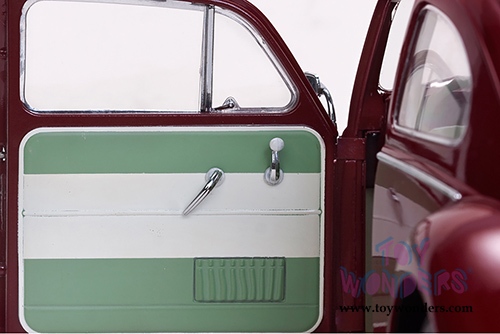 Sun Star - Volkswagen Beetle Saloon Hard Top (1961, 1/12 scale diecast model car, Ruby Red) 5210