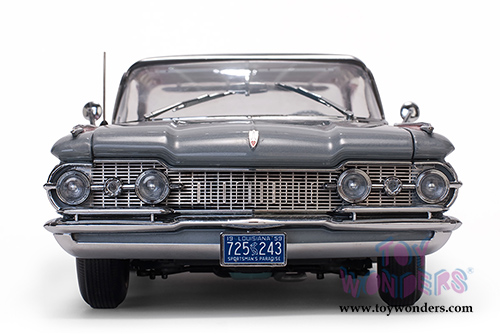Sun Star Platinum - Oldsmobile "98" Hardtop (1959, 1/18 scale diecast model car, Silver Mist/Cardinal Red) 5243