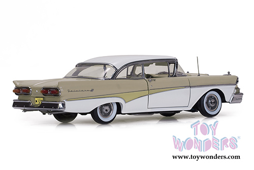 Sun Star Platinum - Ford Fairlane 500 Hardtop (1958, 1/18 scale diecast model car, Colonial White/Desert Beige) 5273
