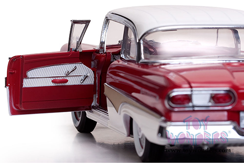 Sun Star Platinum - Ford Fairlane 500 Hard Top (1958, 1/18 scale diecast model car, Colonial White/Torch Red) 5274
