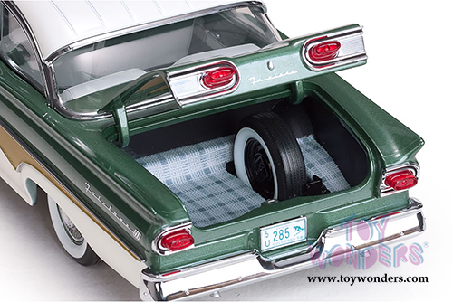 Sun Star Platinum - Ford Fairlane 500 Hardtop (1958, 1/18 scale diecast model car, White/Silverstone Green) 5285