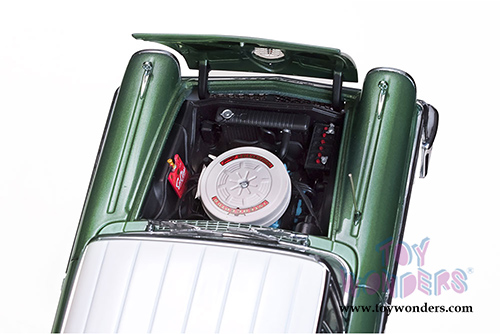 Sun Star Platinum - Ford Fairlane 500 Hardtop (1958, 1/18 scale diecast model car, White/Silverstone Green) 5285