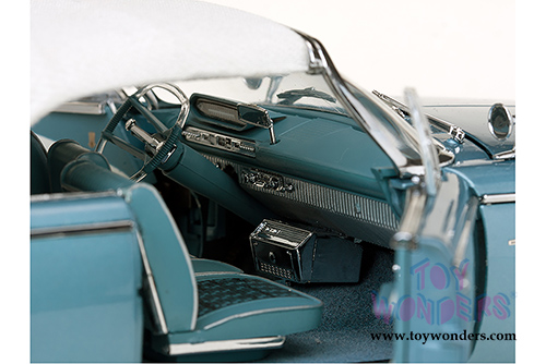 Sun Star Platinum - Plymouth Fury Closed Convertible (1960, 1/18 scale diecast model car, White/Twilight Blue Metallic) 5412