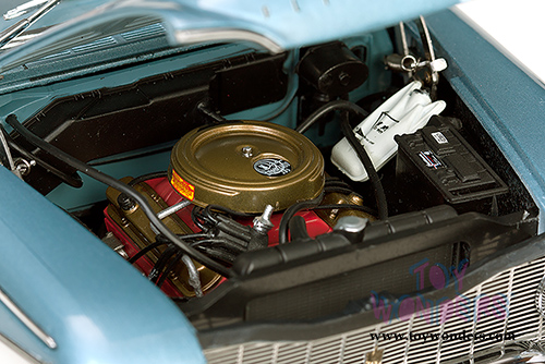 Sun Star Platinum - Plymouth Fury Closed Convertible (1960, 1/18 scale diecast model car, White/Twilight Blue Metallic) 5412