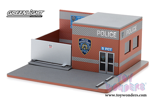 Greenlight Diorama - Mechanic's Corner | Hot Pursuit Central Command New York City Police Department (1/64 scale diecast/plastic model, Orange) 57042