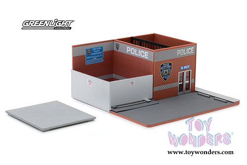 Greenlight Diorama - Mechanic's Corner | Hot Pursuit Central Command New York City Police Department (1/64 scale diecast/plastic model, Orange) 57042