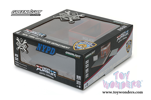 Greenlight Diorama - Mechanic's Corner | Hot Pursuit Central Command New York City Police Department (1/64 scale diecast/plastic model, Orange) 57042