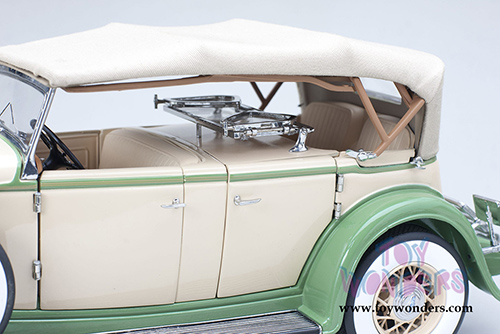 Sun Star Platinum - Ford Lincoln KB Top Up (1932, 1/18 scale diecast model car, Tan/Light Green) 6164