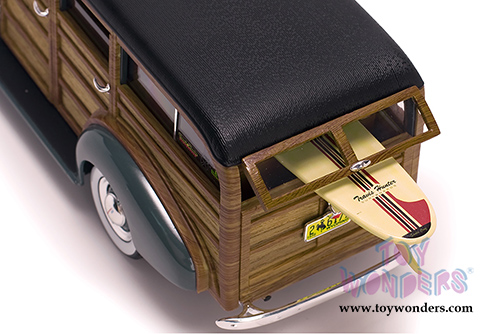 Sun Star USA - Chevrolet&reg; Woody Surf Wagon (1939, 1/18 scale diecast model car, Grandville Gray) 6177