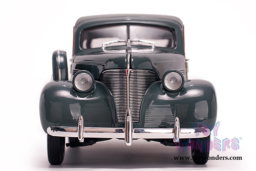 Sun Star USA - Chevrolet&reg; Woody Surf Wagon (1939, 1/18 scale diecast model car, Grandville Gray) 6177