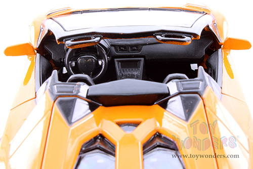 Showcasts Collectibles - Lamborghini Aventador LP700-4 Roadster (1/24 scale diecast model car, Asstd.) 68274D