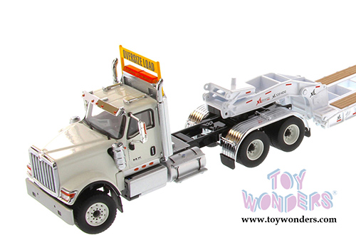 Diecast Masters - International&reg; HX520 SFFA Tandem Tractor with XL 120 Low-Profile HDG Trailer (1/50 scale diecast model car, White) 71015