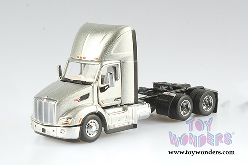 Diecast Masters - Peterbilt&reg; 579 UltraLoft Day Cab SBFA Truck Tractor with 40' Skeleton Trailer and MAERSK Sea Container (1/50 scale diecast model car, Silver/White) 71069