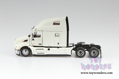 Diecast Masters - Peterbilt&reg; 579 UltraLoft Day Cab SBFA Truck Tractor (1/50 scale diecast model car, Pearl White) 71072