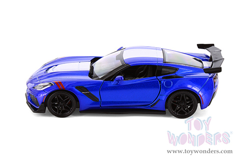 Showcasts® Collectibles - Chevrolet® Corvette® ZR1 Hardtop (2019, 1/24 scale diecast model car, Asstd.) 71356D MAP: $19.99