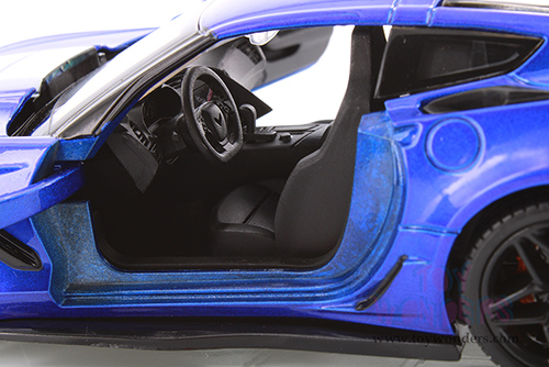 Showcasts® Collectibles - Chevrolet® Corvette® ZR1 Hardtop (2019, 1/24 scale diecast model car, Asstd.) 71356D MAP: $19.99