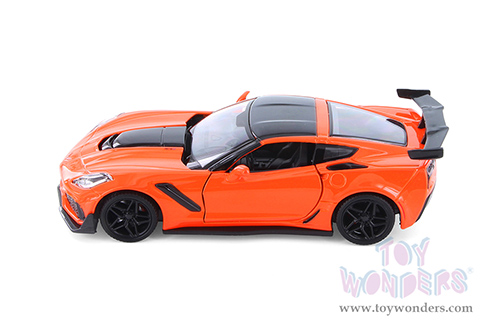 Showcasts® Collectibles - Chevrolet® Corvette® ZR1 Hardtop (2019, 1/24 scale diecast model car, Asstd.) 71356D MAP: $19.99