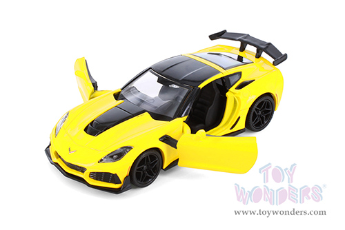 Showcasts® Collectibles - Chevrolet® Corvette® ZR1 Hardtop (2019, 1/24 scale diecast model car, Asstd.) 71356D MAP: $19.99