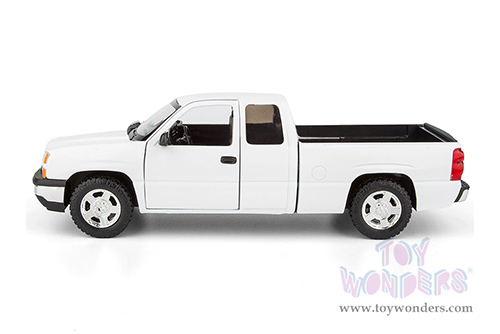Showcasts® Collectibles - Chevy® Silverado™ 1500 Double Cab Truck (2006, 1/25 scale diecast model car, White) 71393WH MAP: $22.99