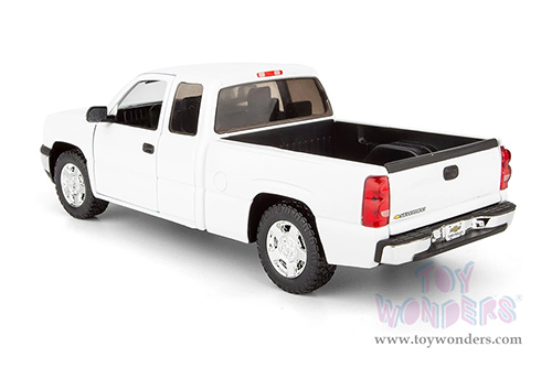 Showcasts® Collectibles - Chevy® Silverado™ 1500 Double Cab Truck (2006, 1/25 scale diecast model car, White) 71393WH MAP: $22.99