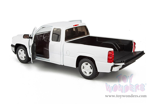 Showcasts® Collectibles - Chevy® Silverado™ 1500 Double Cab Truck (2006, 1/25 scale diecast model car, White) 71393WH MAP: $22.99