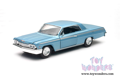 New Ray - Muscle Car Collection Chevrolet&reg; Impala SS Hardtop (1962, 1/25 scale diecast model car, Blue) 71843B