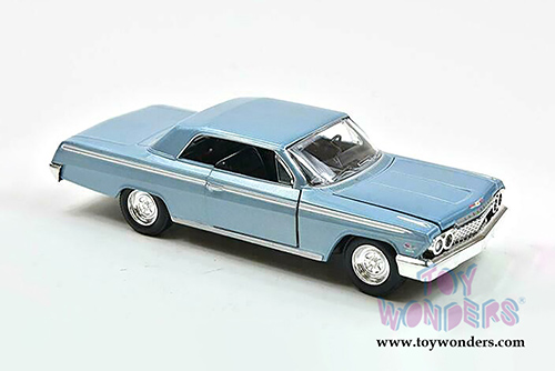 New Ray - Muscle Car Collection Chevrolet&reg; Impala SS Hardtop (1962, 1/25 scale diecast model car, Blue) 71843B