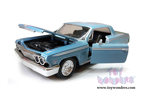 New Ray - Muscle Car Collection Chevrolet&reg; Impala SS Hardtop (1962, 1/25 scale diecast model car, Blue) 71843B
