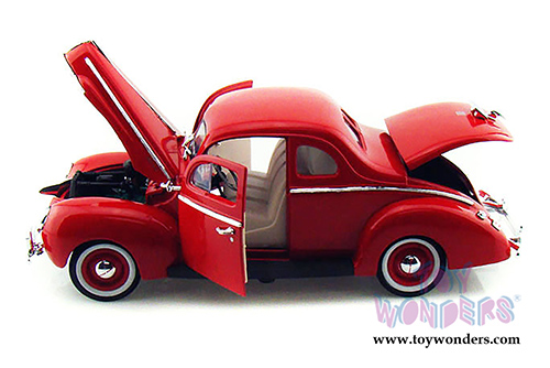 Motormax Timeless Classics -  Ford Coupe Deluxe Hard Top (1940, 1/18 scale diecast model car, Red) 73108TC/R