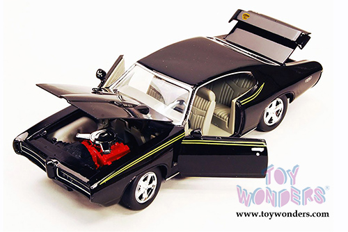 Showcasts Collectibles - Pontiac GTO Hardtop (1969, 1/24 scale diecast model car, Asstd.) 73242/16D
