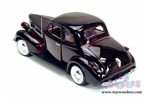 Showcasts Collectibles - Chevrolet&reg; Coupe Hardtop  (1939, 1/24 scale diecast model car, Burgundy) 73247AC/BG