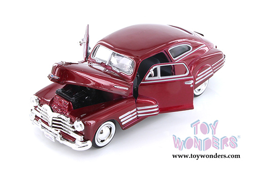 Showcasts Collectibles - Chevy&reg; Aerosedan Fleetline Hard Top (1948, 1/24 scale diecast model car, Asstd.) 73266/16D