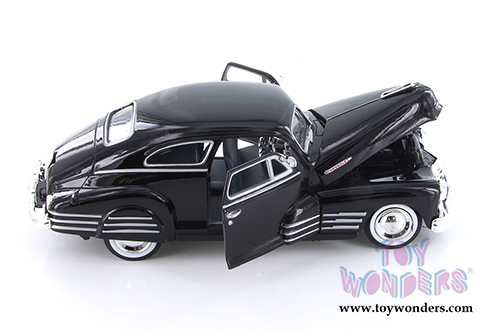 Showcasts Collectibles - Chevy&reg; Aerosedan Fleetline Hard Top (1948, 1/24 scale diecast model car, Asstd.) 73266/16D