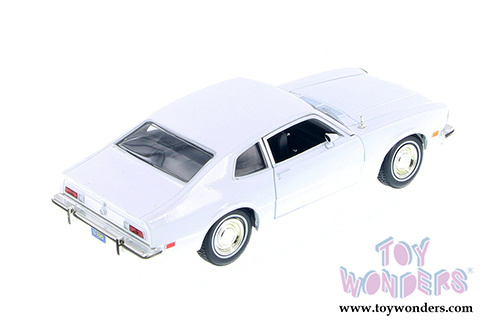 Showcasts - Ford Maverick Hardtop (1974, 1/24 scale diecast model car, Asstd.) 73326/16D