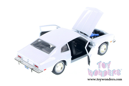 Showcasts - Ford Maverick Hardtop (1974, 1/24 scale diecast model car, Asstd.) 73326/16D