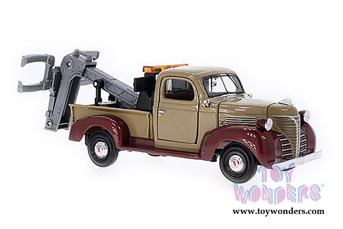 Motormax Premium American - Plymouth Pickup Tow Truck (1941, 1/24 scale diecast model car, Beige/Dark Red) 75342AC